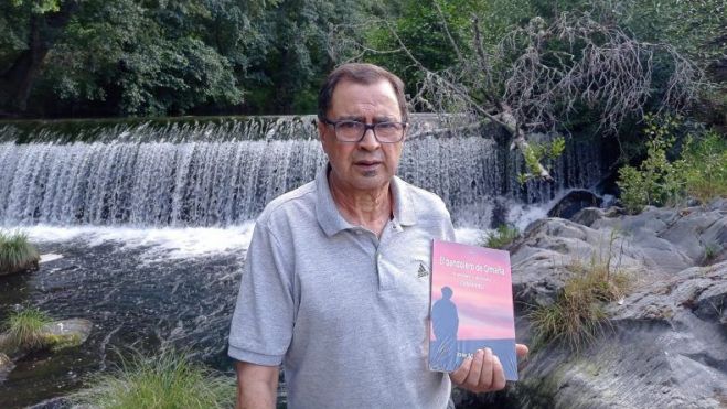 El asturiano José Manuel Roces, el autor de la novela sobre El bandolero de Omaña, en un rincón de Cabrera, Nogar, tierra en la que pasa largas temporadas El asturiano José Manuel Roces, el autor de la novela sobre El bandolero de Omaña, en un rincón de Cabrera, Nogar, tierra en la que pasa largas temporadas