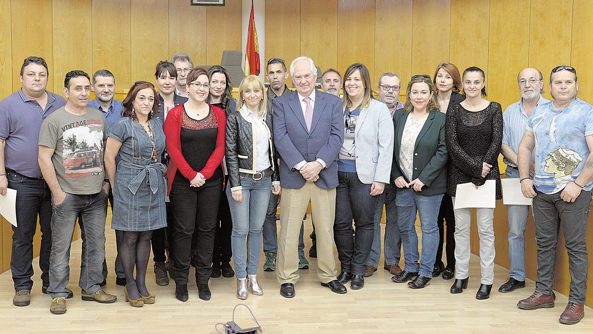 Los alumnos formados en los dos programas del Ayuntamiento, con Gancedo, Otazu y García. | MAURICIO PEÑA