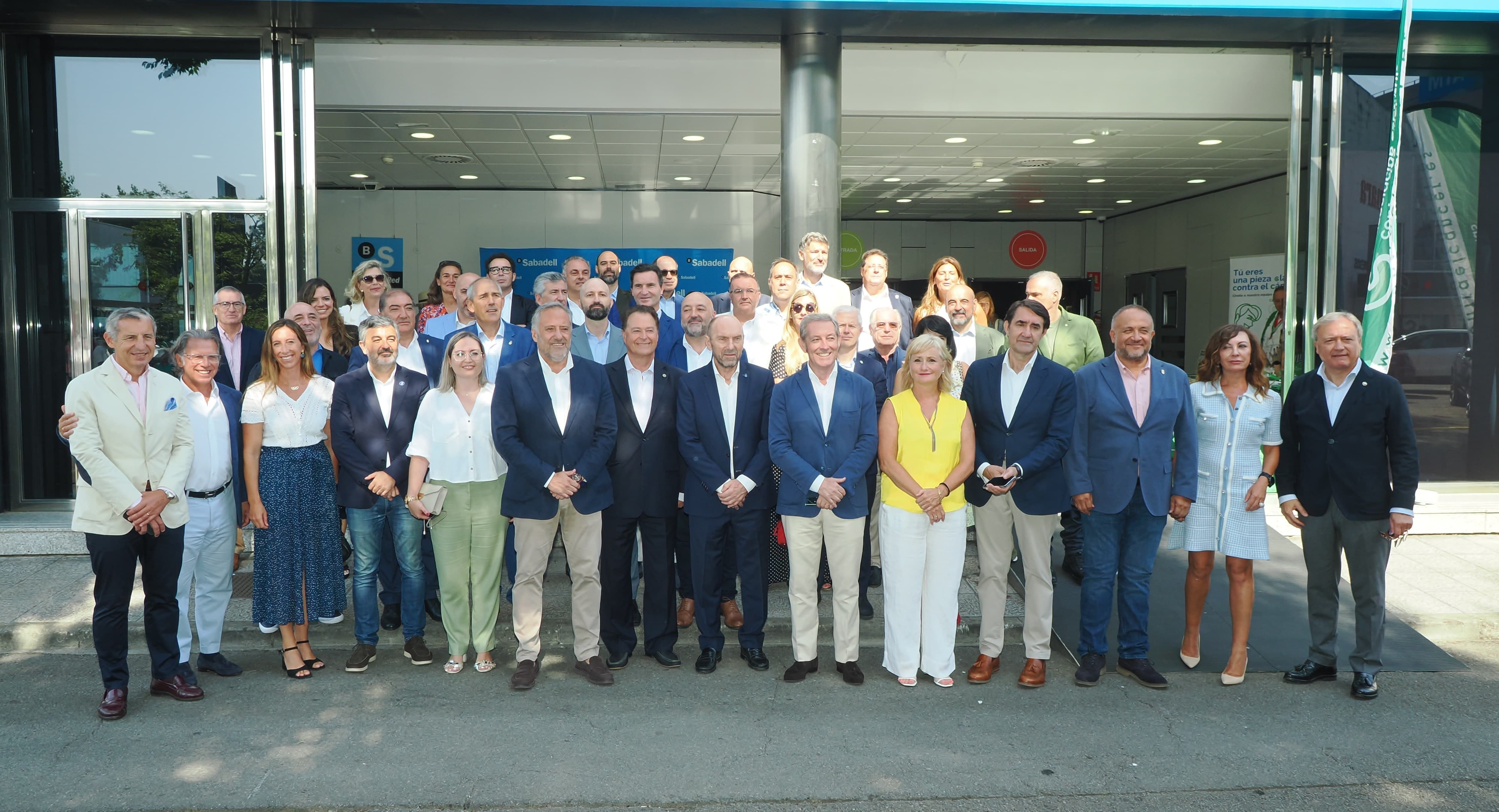 Foto de familia de los participantes en el ‘Día de León’ en la Feria Internacional de Muestras de Asturias. | L.N.C.