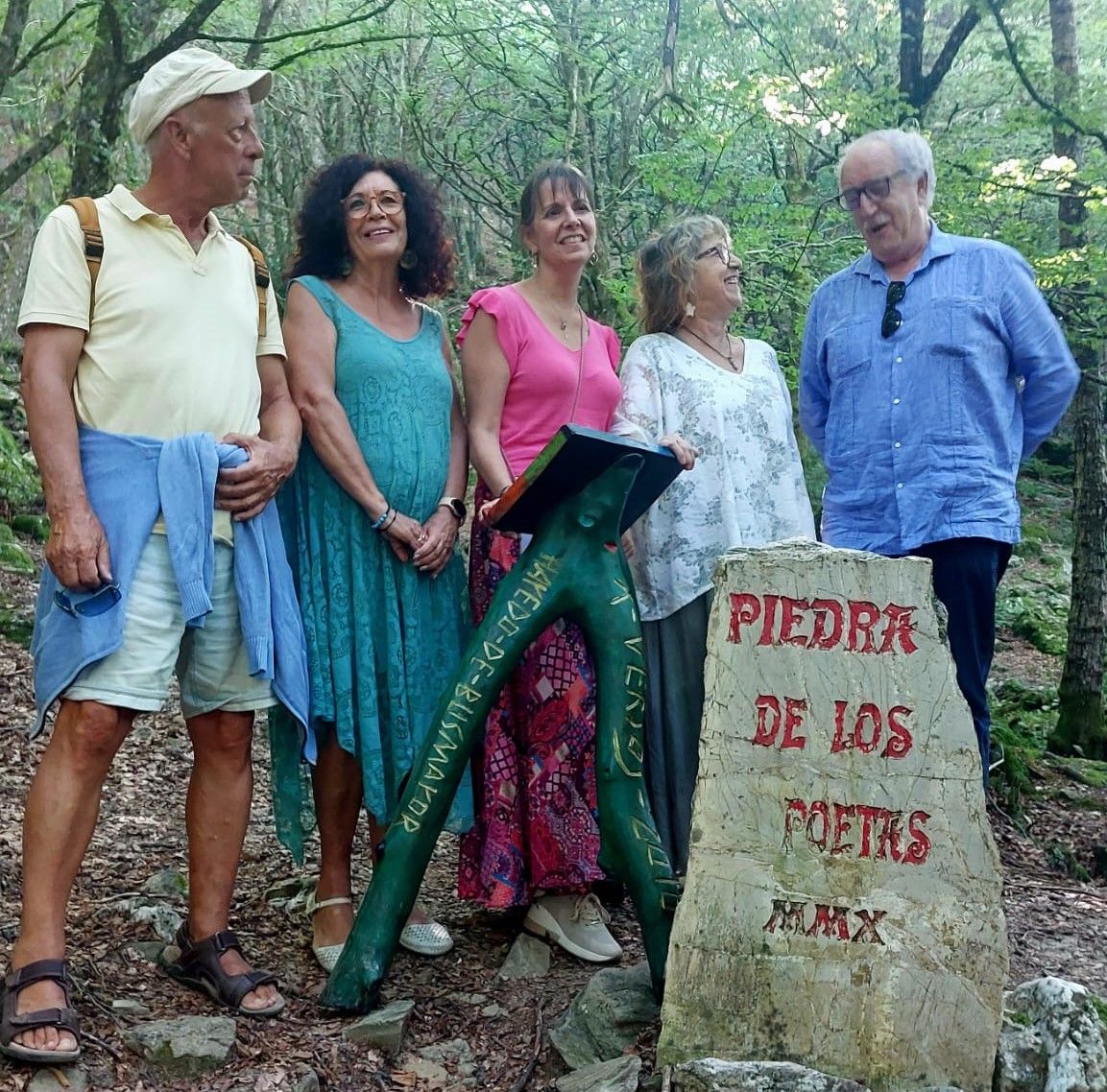 Foto de los escritores alrededor de la Piedra de los Poetas. | L.N.C.