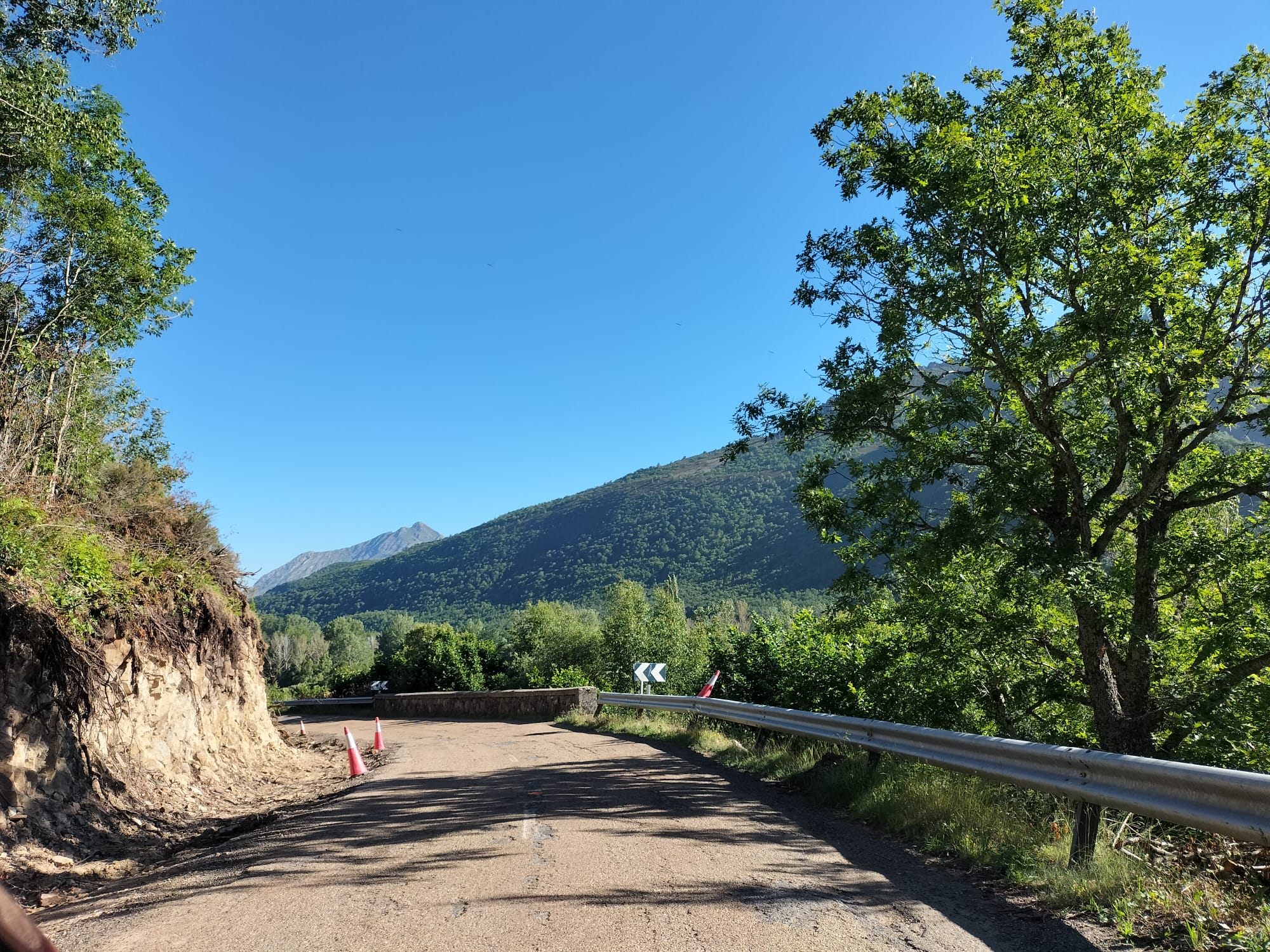 Los operarios se afanan estos días en limpiar las cunetas y ganar espacio en aquellos puntos en los que sea posible con el fin de ensanchar la carretera. L.N.C.