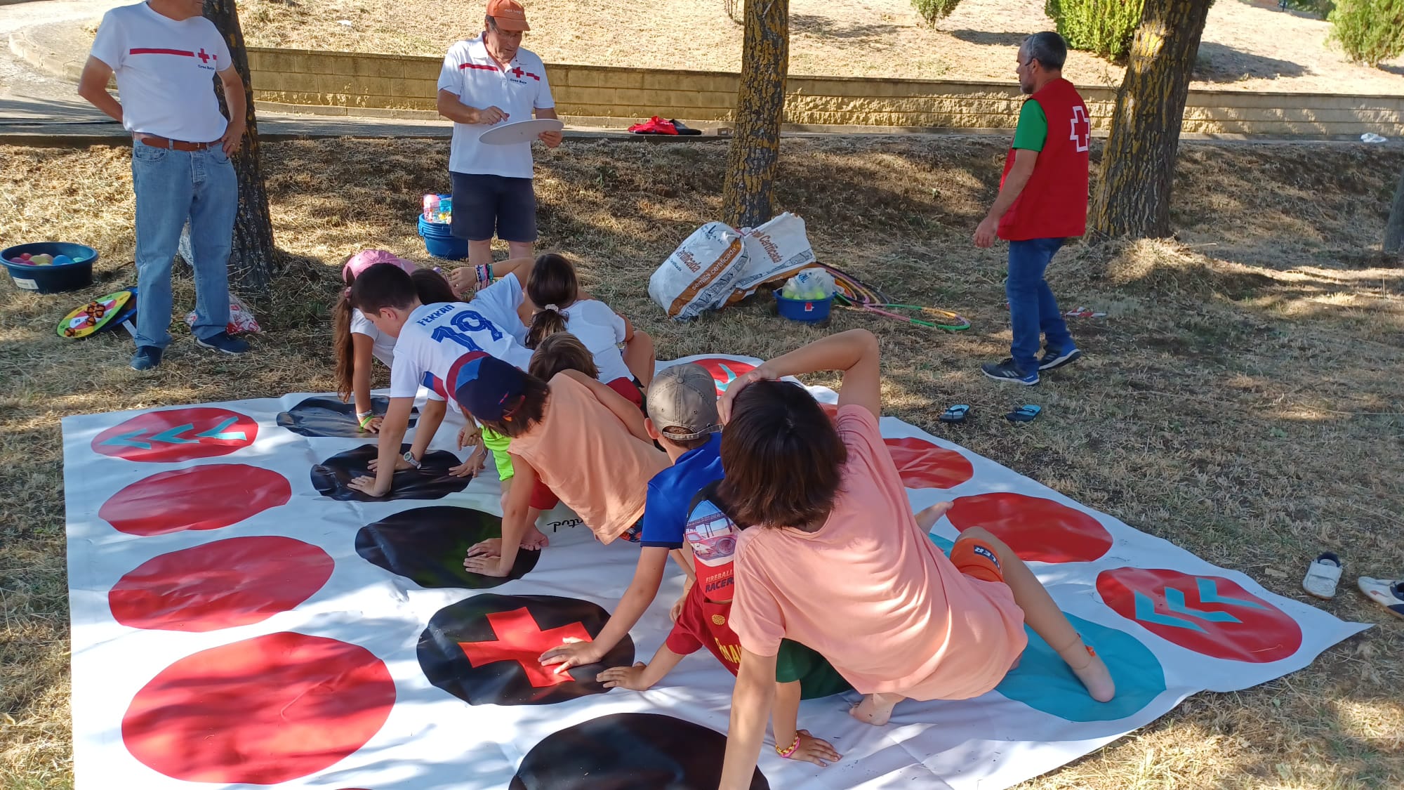 Un grupo de niños jugando al 'Twister' de la Cruz Roja de León. | L.N.C.