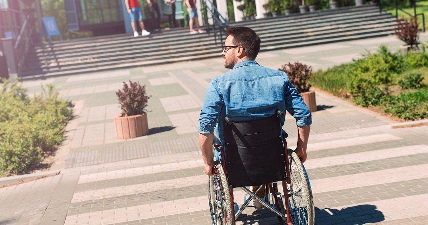 Persona con discapacidad paseando. |Cocemfe