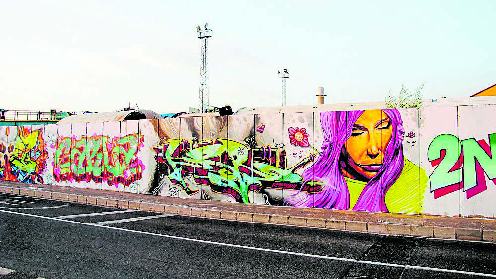 Los mejores graffittis volverán a ornamentar las calles de La Bañeza con la celebración del XII Festival Art Aero Rap. | ABAJO