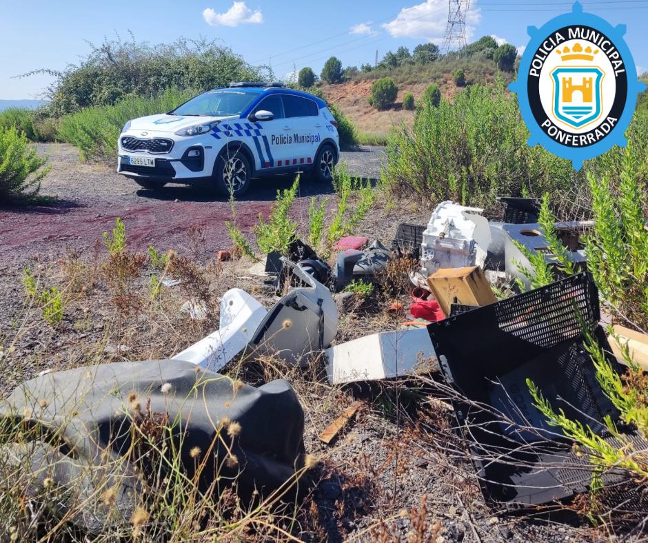 Vertedero ilegal en un paraje natural ponferradino. | Policía Municipal