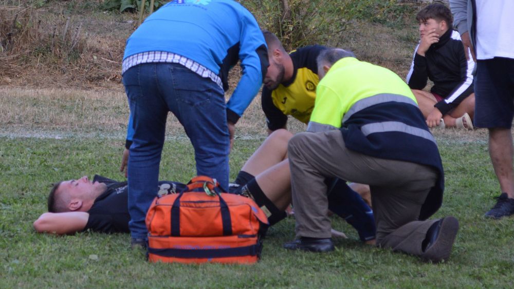 Tomasuco llevó la preocupación a la grada con el grito de dolor que coincidió con la caída que le daba la victoria. | SAÚL ARÉN Tomasuco llevó la preocupación a la grada con el grito de dolor que coincidió con la caída que le daba la victoria. | SAÚL ARÉN