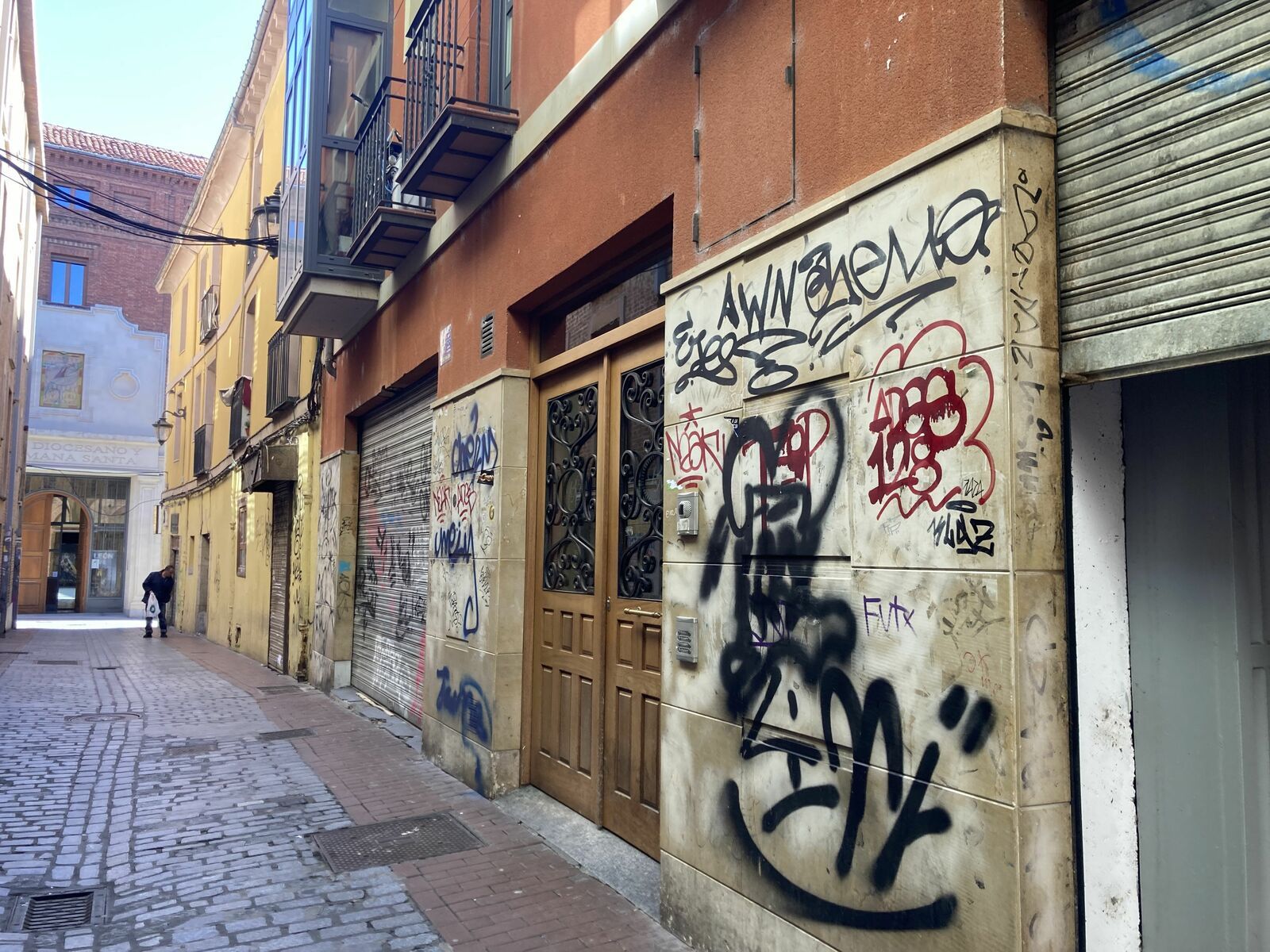 Una de las calles del casco histórico de León, con grafitis en la pared. | L.N.C.