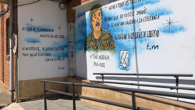 Mural situado en edificio de la biblioteca Mansilla, realizado por Laia Redondo a partir de un retrato que Lolo dedicó a Toño Morala. | L.N.C. Mural situado en edificio de la biblioteca Mansilla, realizado por Laia Redondo a partir de un retrato que Lolo dedicó a Toño Morala. | L.N.C.