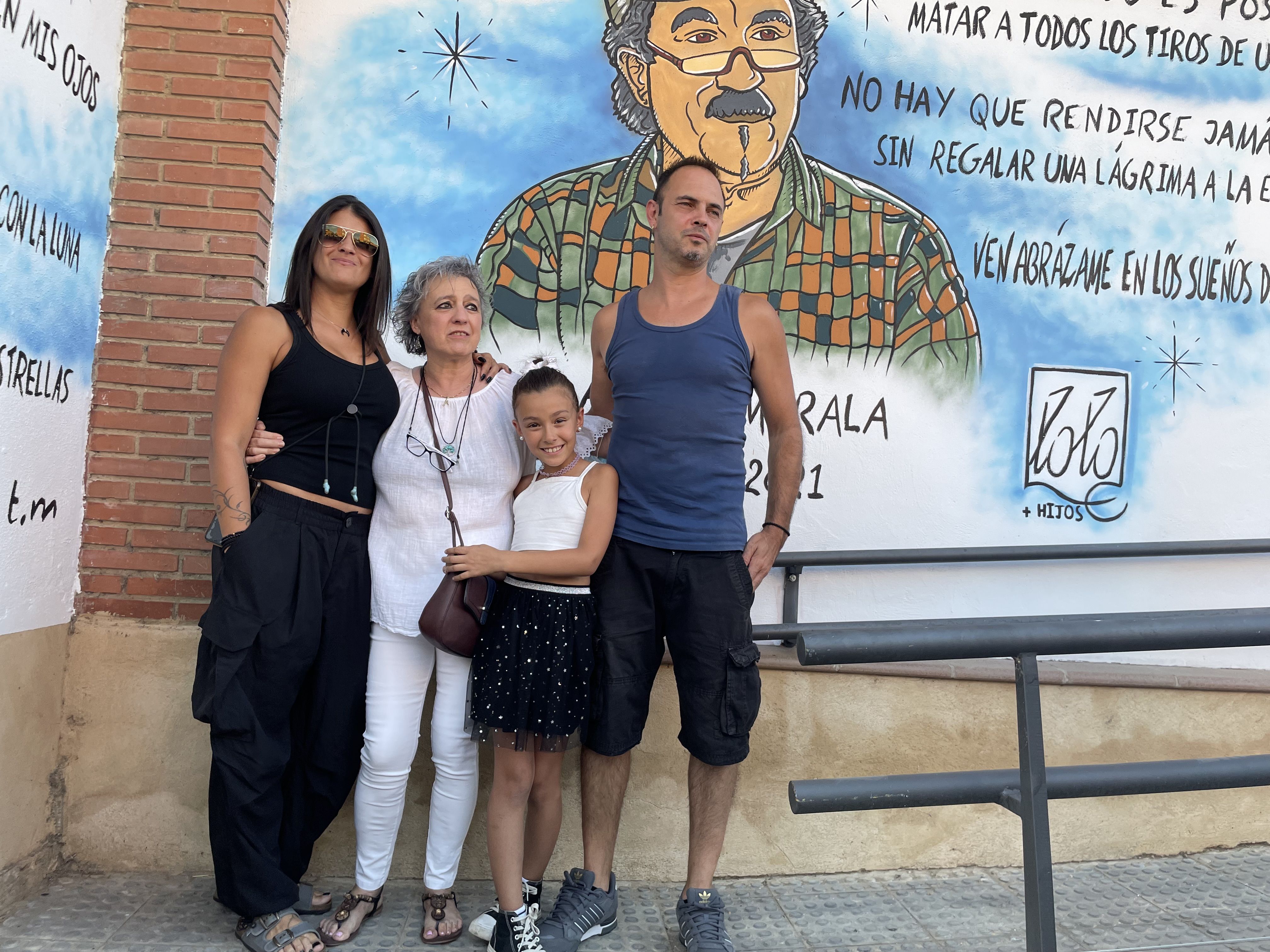 Laia, Mar, Vega y Raúl frente al mural de Lolo en Mansilla. | D.R.