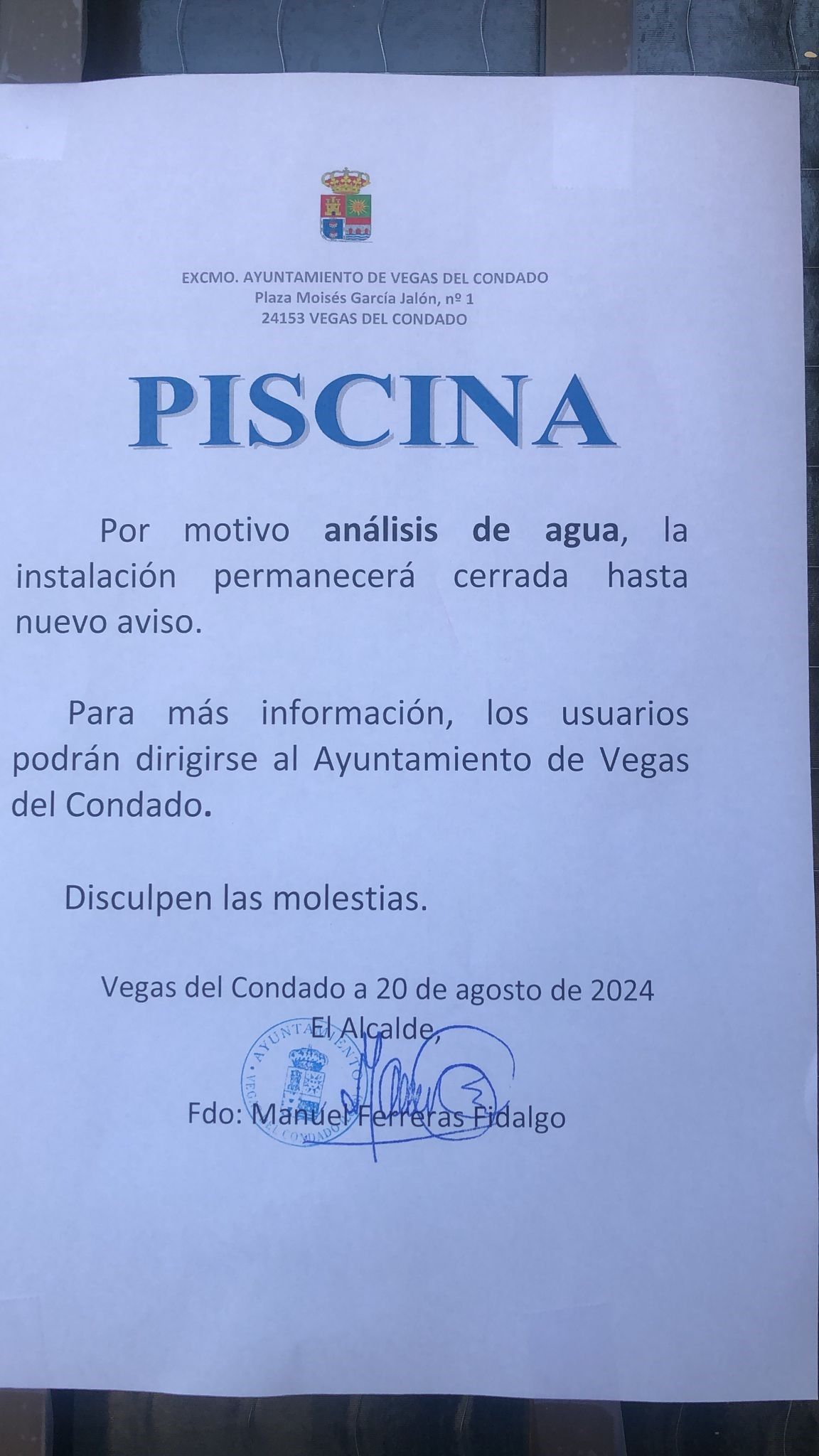 Cartel ubicado en el acceso a la piscina municipal avisando de su cierre provisional por análisis del agua. | L.N.C.