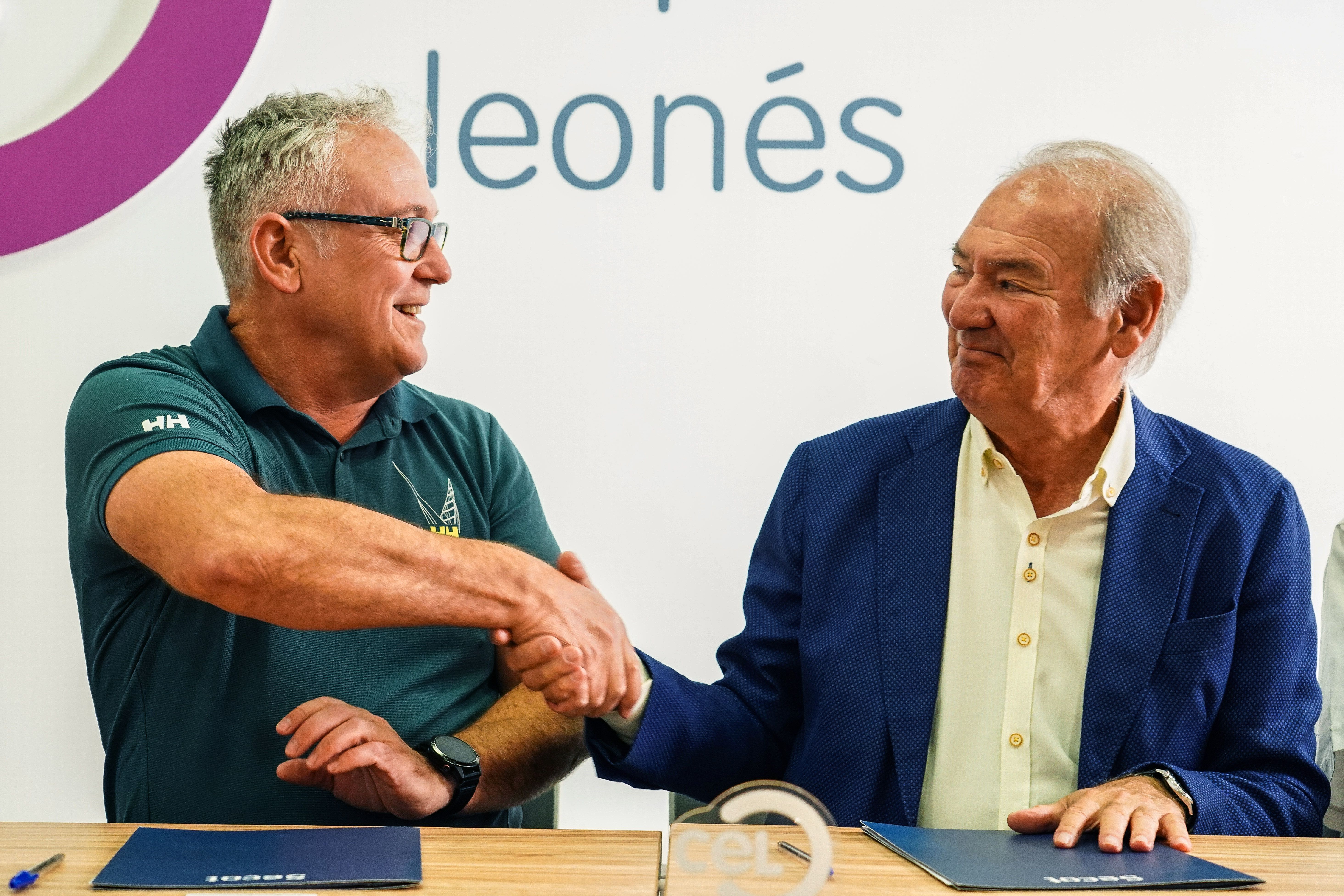El vicesecretario del Círculo Empresarial Leonés, Nicesio Álvarez, y el presidente de Seniors Españoles para la Cooperación Técnica, José Ignacio Lagartos. | CAMPILLO (ICAL)