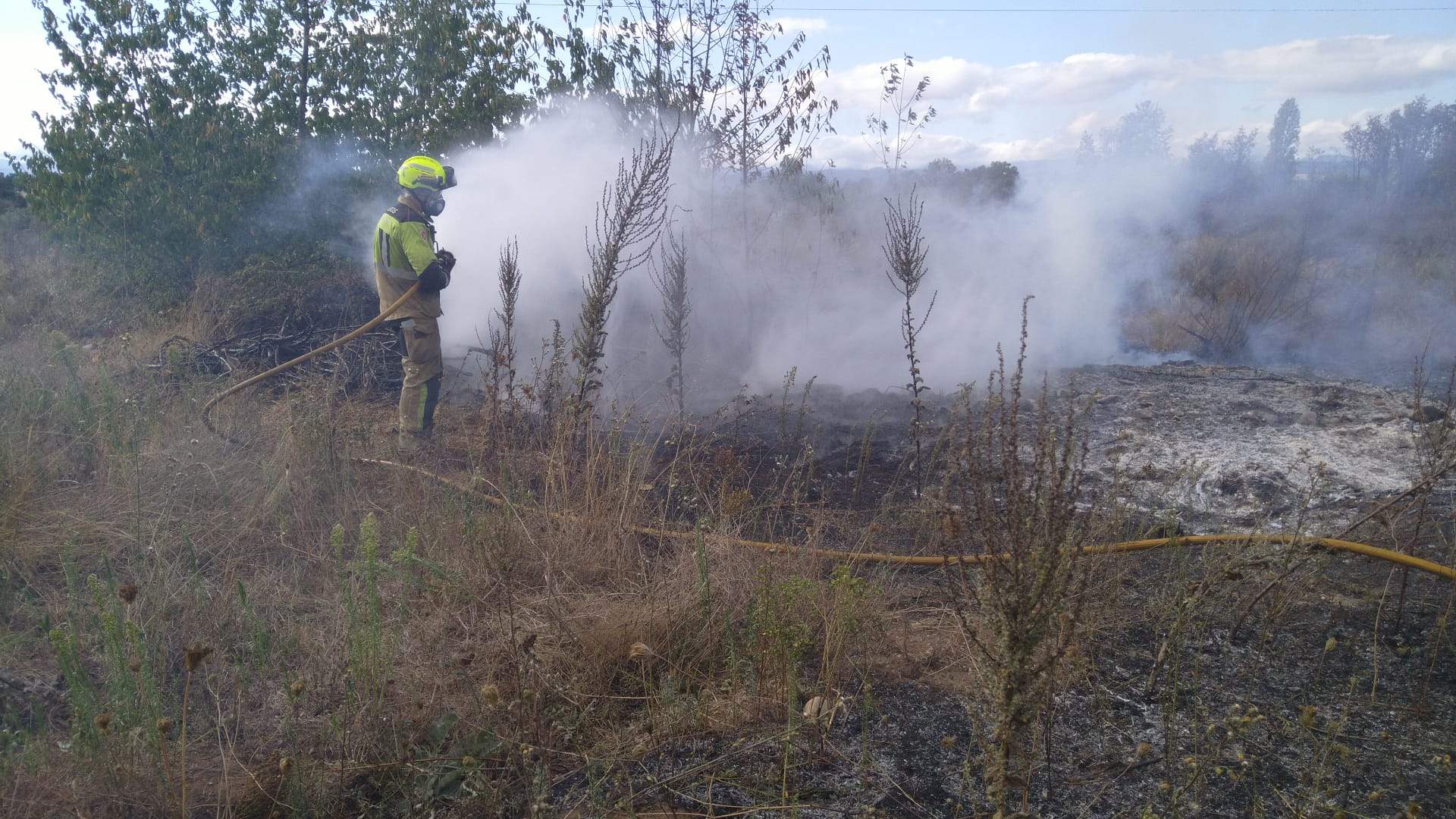 Labores de extinción en el incendio del barrio de La Placa. | ICAL
