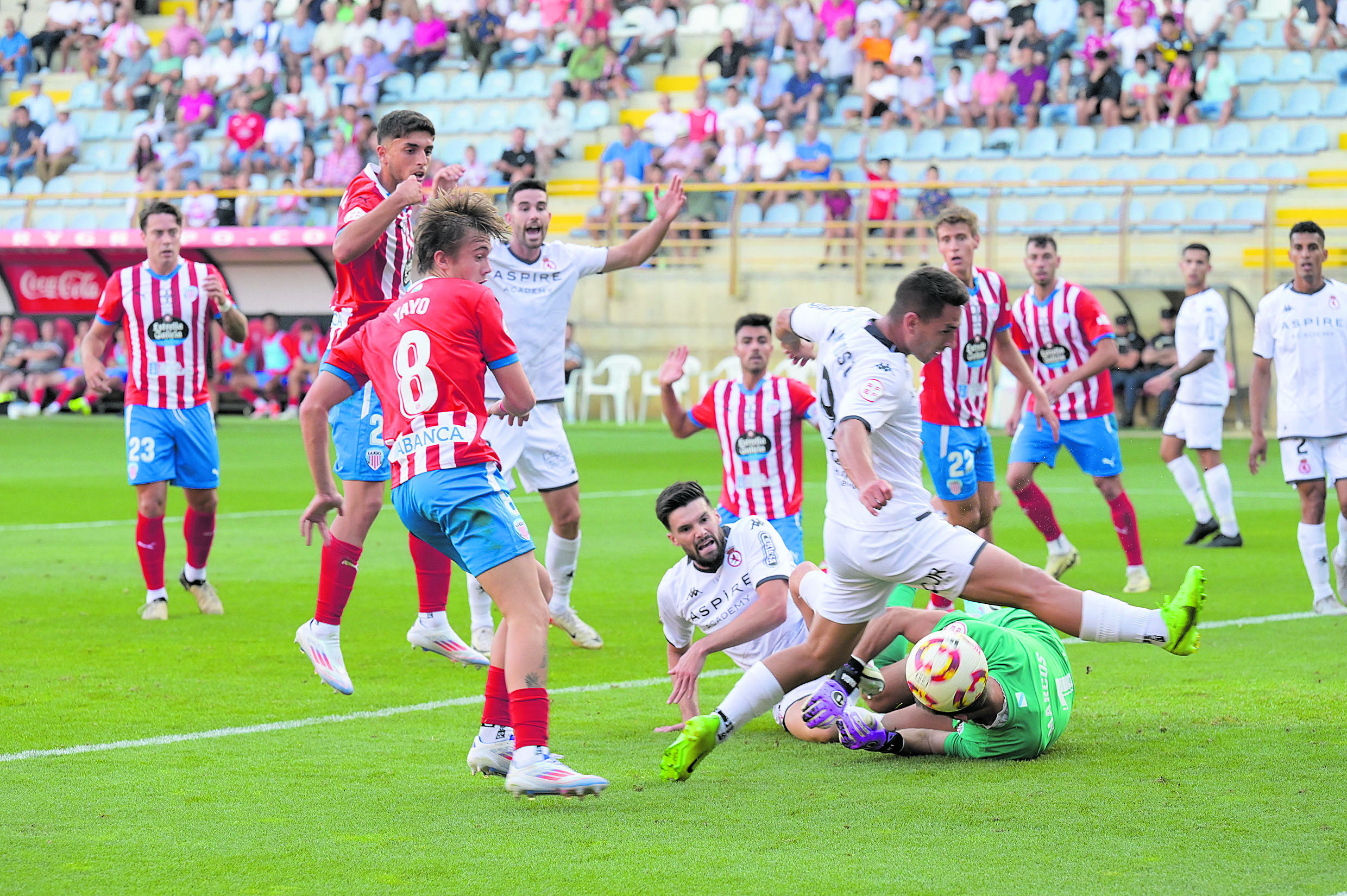 Manu Justo y Eneko no aciertan a rematar el balón centrado desde la banda mientras Barri pide penalti.  MAURICIO PEÑA