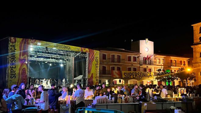 El escenario principal se colocó en la plaza Mayor de Valencia de Don Juan. | M.H. El escenario principal se colocó en la plaza Mayor de Valencia de Don Juan. | M.H.