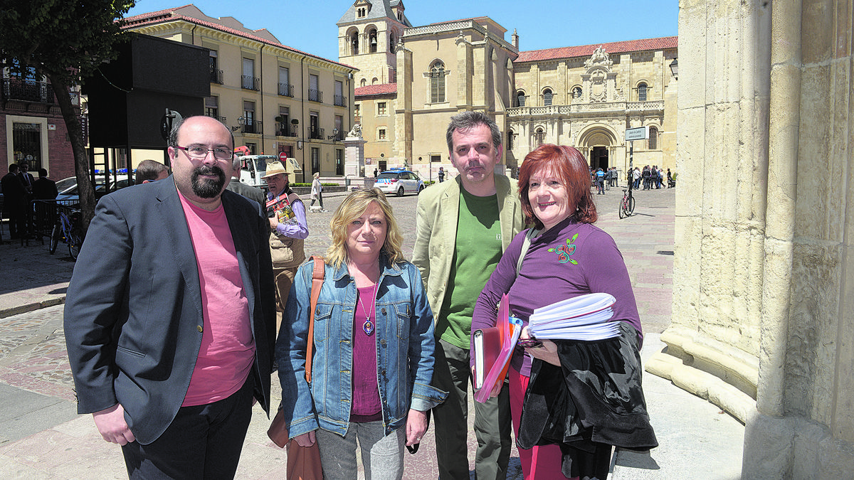 Los representantes de Izquierda unida presentaron ayer la denuncia sobre Serfunle ante la Fiscalía. | MAURICIO PEÑA Los representantes de Izquierda unida presentaron ayer la denuncia sobre Serfunle ante la Fiscalía. | MAURICIO PEÑA
