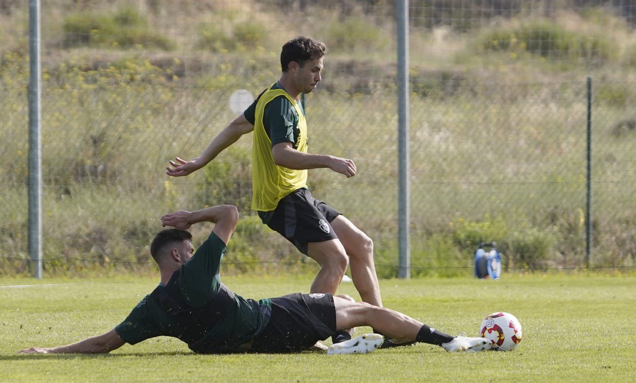 Nacho Castillo da un pase en un entrenamiento. | SDP