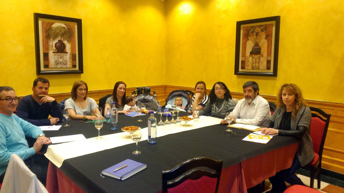 Un momento de la reunión mantenida en La Bañeza entre representantes de Ciudadanos y el grupo de las madres.