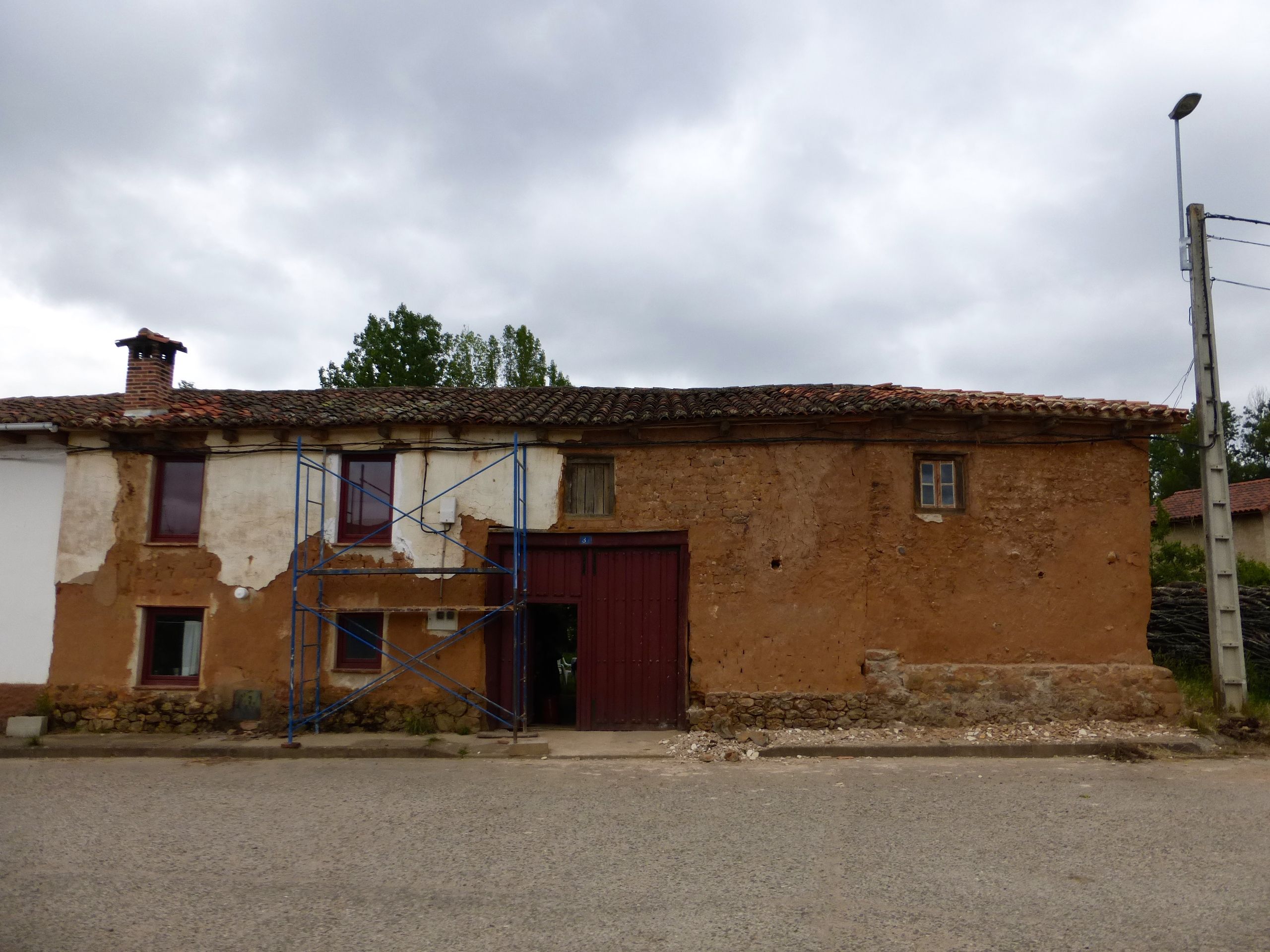 Fachada de adobe antes de ser restaurada en Barrillos de Curueño. | L.N.C.