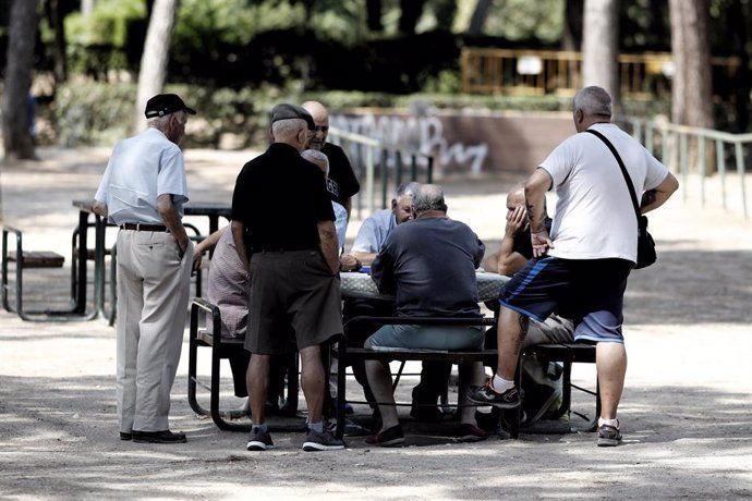 Un grupo de pensionistas en un parque en una imagen de archivo. | EUROPA PRESS Un grupo de pensionistas en un parque en una imagen de archivo. | EUROPA PRESS