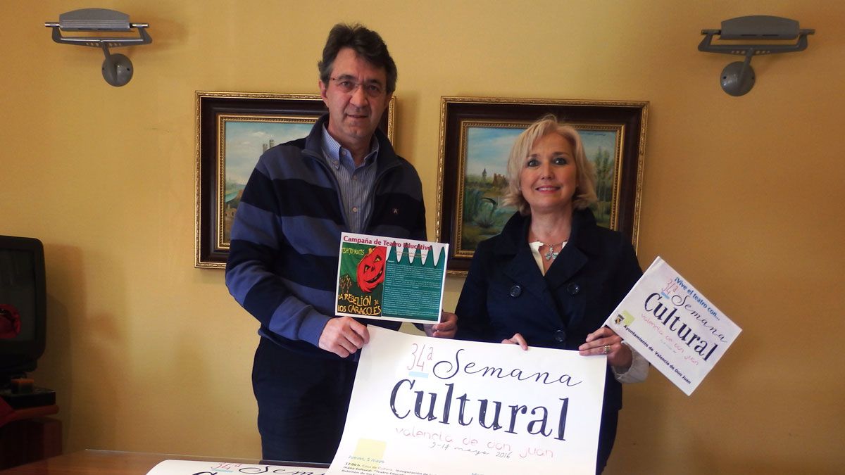 El alcalde Juan Martínez Majo y Mª Jesús Marinelli, concejala de Cultura.