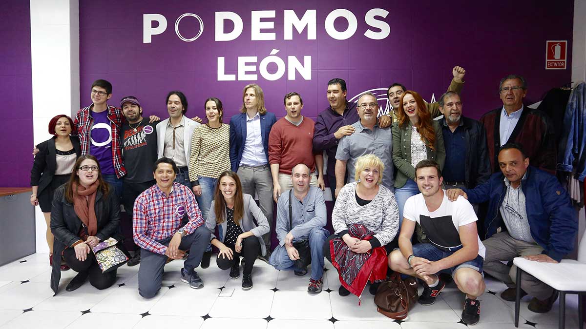El secretario autonómico de Podemos, Pablo Fernández y la diputada nacional Ana Marcello, asisten a la inaguración de la sede de la formación. | CARLOS S. CAMPILLO (ICAL)