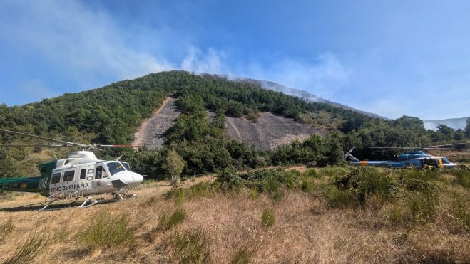 Helicópteros con el fuego de fondo. | BRIF TABUYO Helicópteros con el fuego de fondo. | BRIF TABUYO
