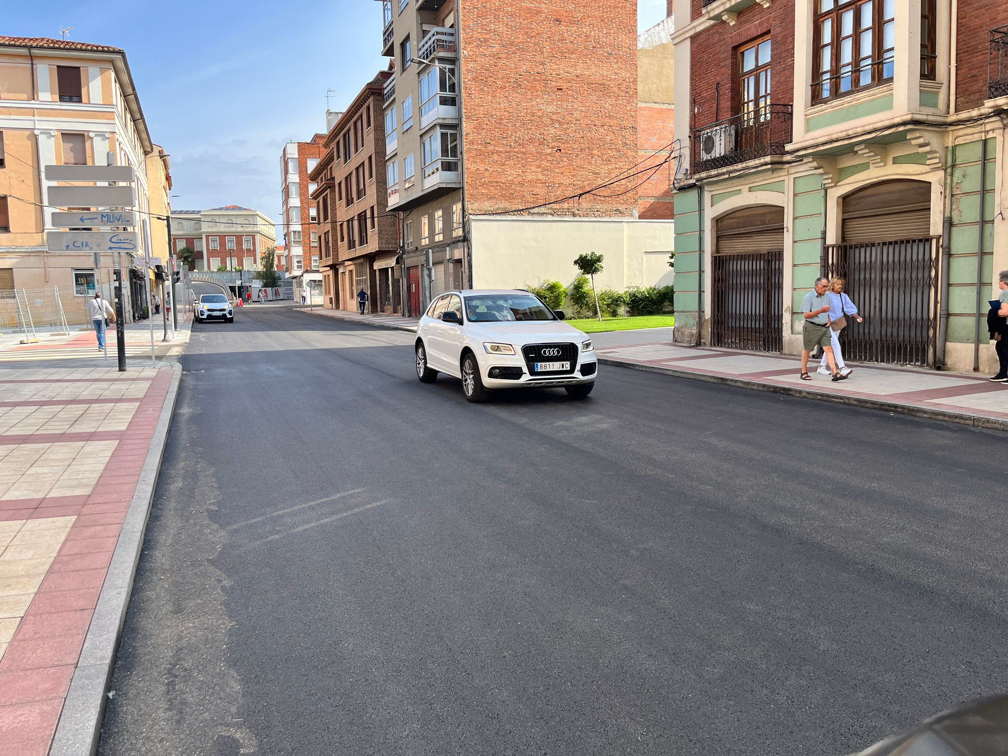 El tráfico vuelve a abrirse en la calle Ramón y Cajal de León. |SAÚL ARÉN