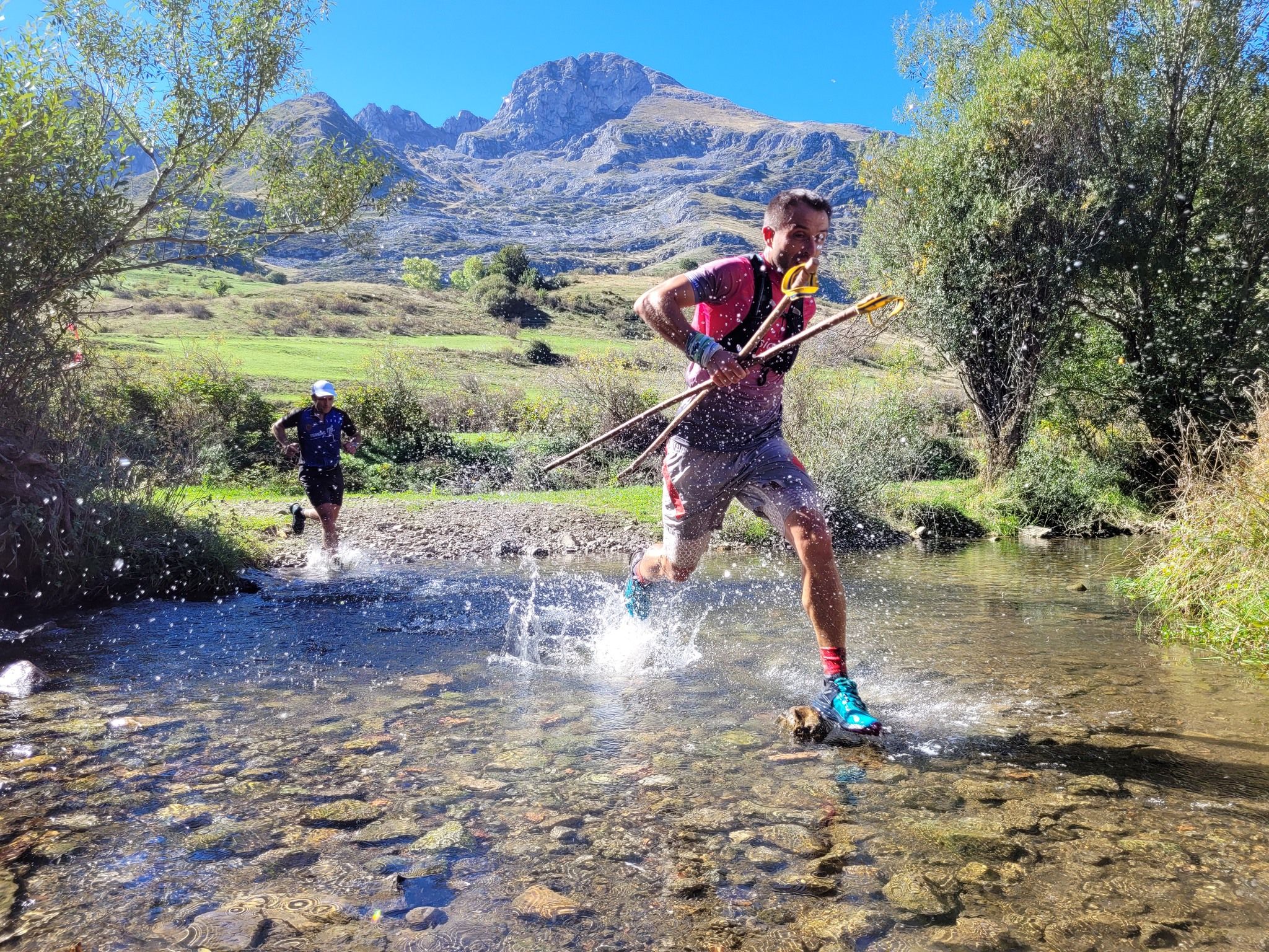 Un instante del cruce del Esla enMaraña en la última edición del Trail. TRAIL DEL MAMPODRE