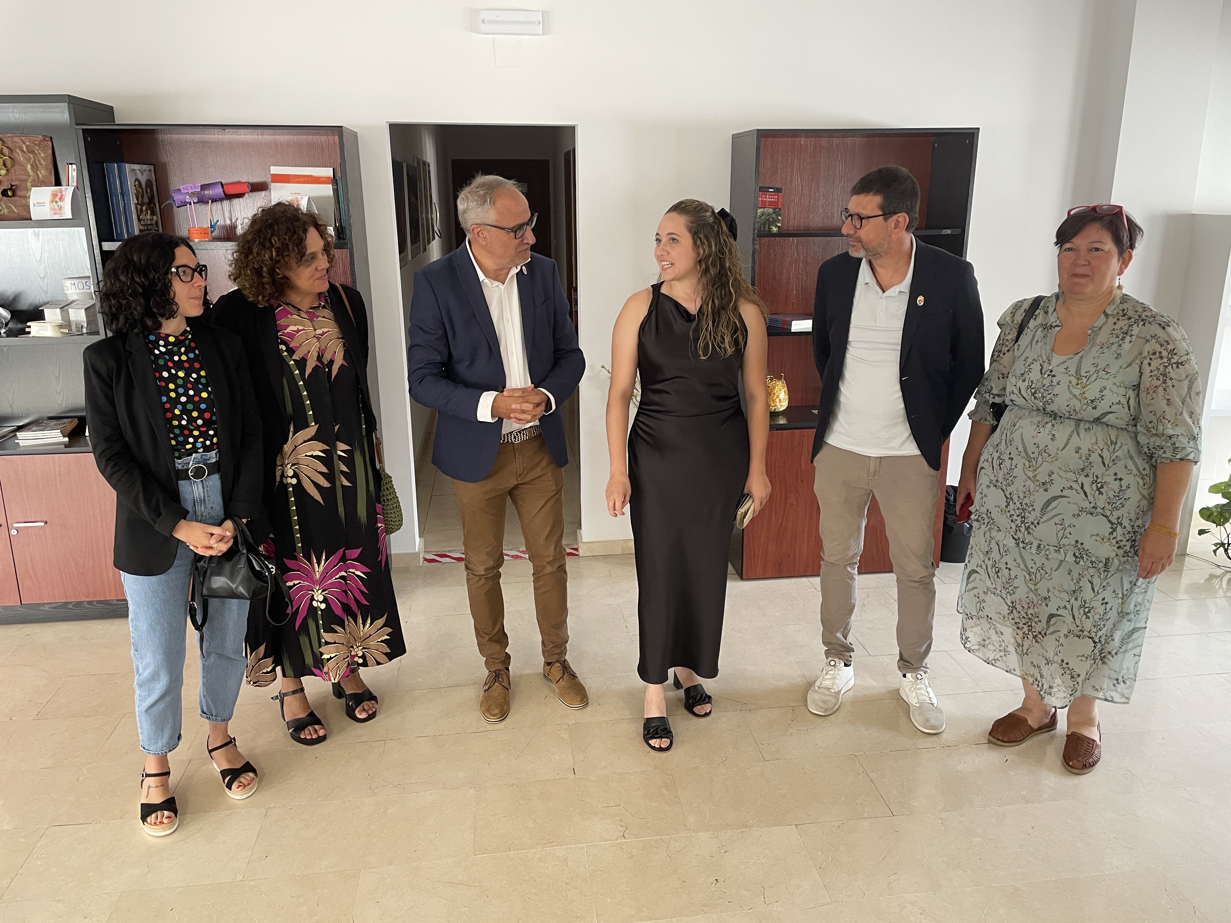 Autoridades del Consejo Comarcal reciben a Nerea González Otero. | JAVIER FERNÁNDEZ