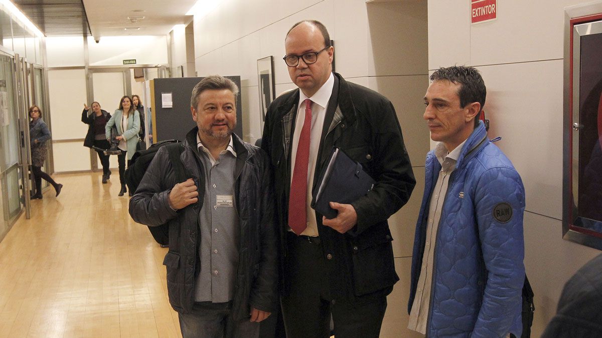 El presidente de Carbunión, Óscar Lapastora (centro) junto a representantes de UGT y CCOO. | ICAL