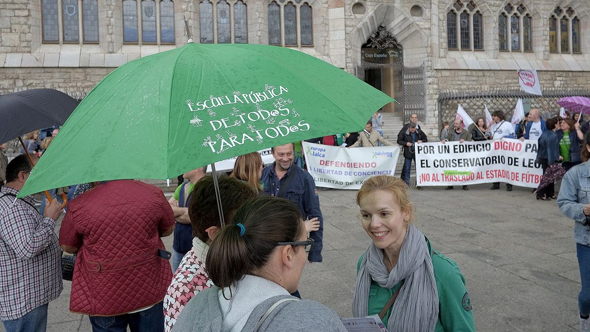 Más de dos centenares personas se concentran en Botines para protestar contra la Lomce y exigir una educación pública para todos. | DANIEL MARTÍN