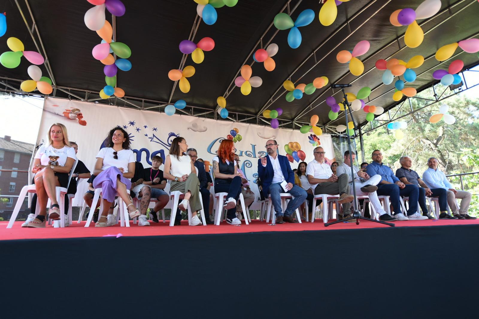 No podía faltar el escenario para los bailes. | L.N.C. No podía faltar el escenario para los bailes. | L.N.C.