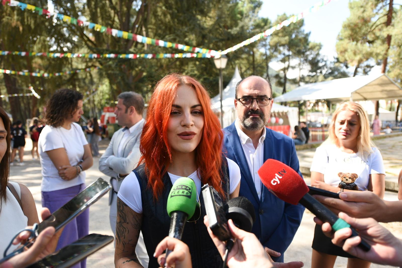 La astronauta Sara García, en declaraciones a los medios. | L.N.C. La astronauta Sara García, en declaraciones a los medios. | L.N.C.