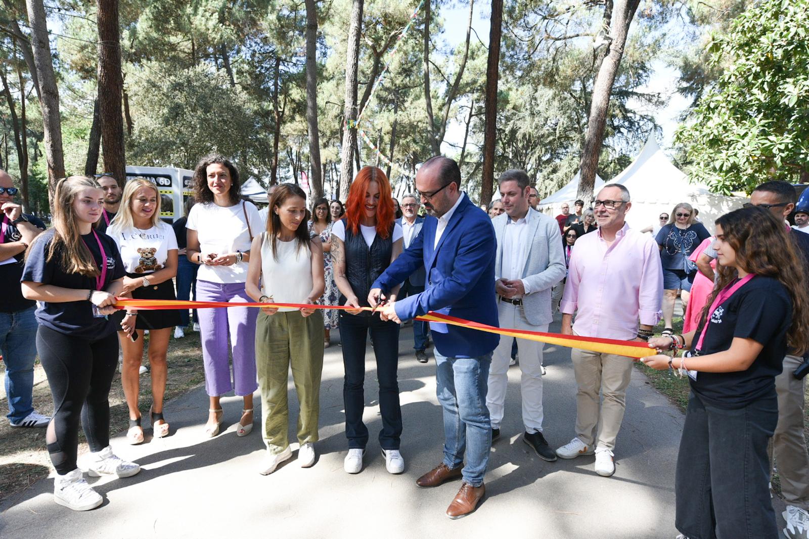 Corte de la cinta de inauguración. | L.N.C. Corte de la cinta de inauguración. | L.N.C.