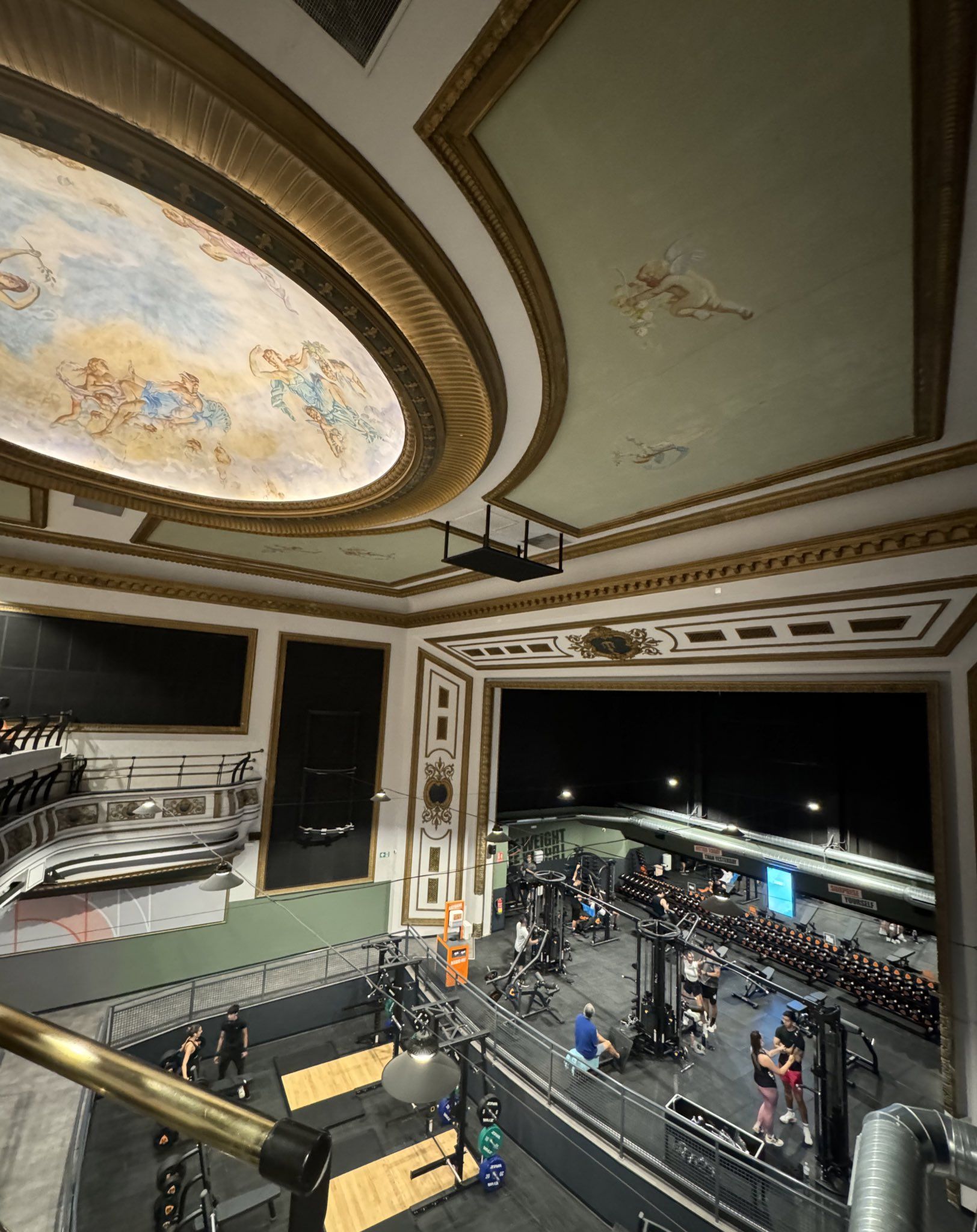 Interior del teatro Trianón reacondicionado como gimnasio. | @LEONARQNOW