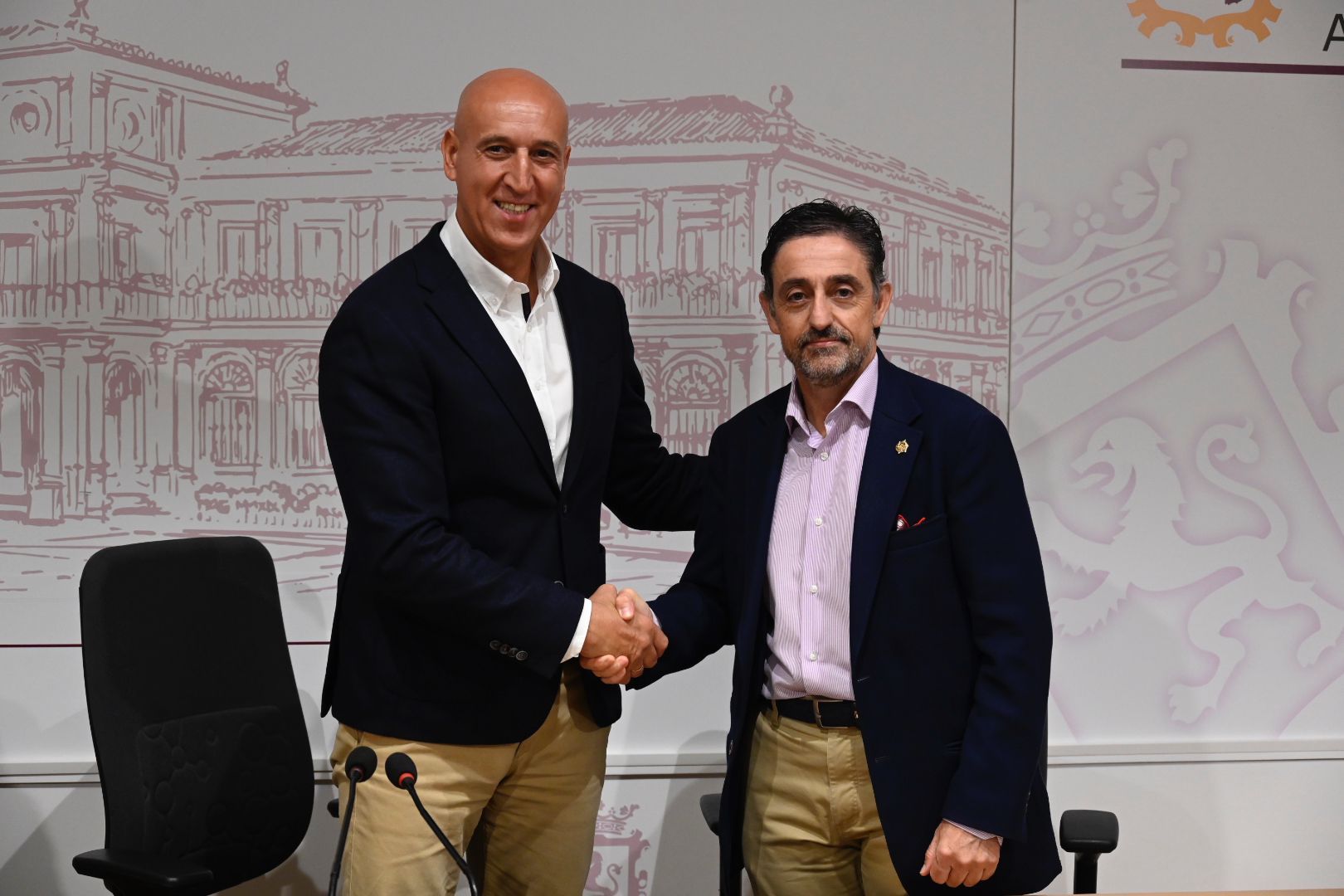 José Antonio Diez y Leonardo Olivares este martes en León. | SAÚL ARÉN