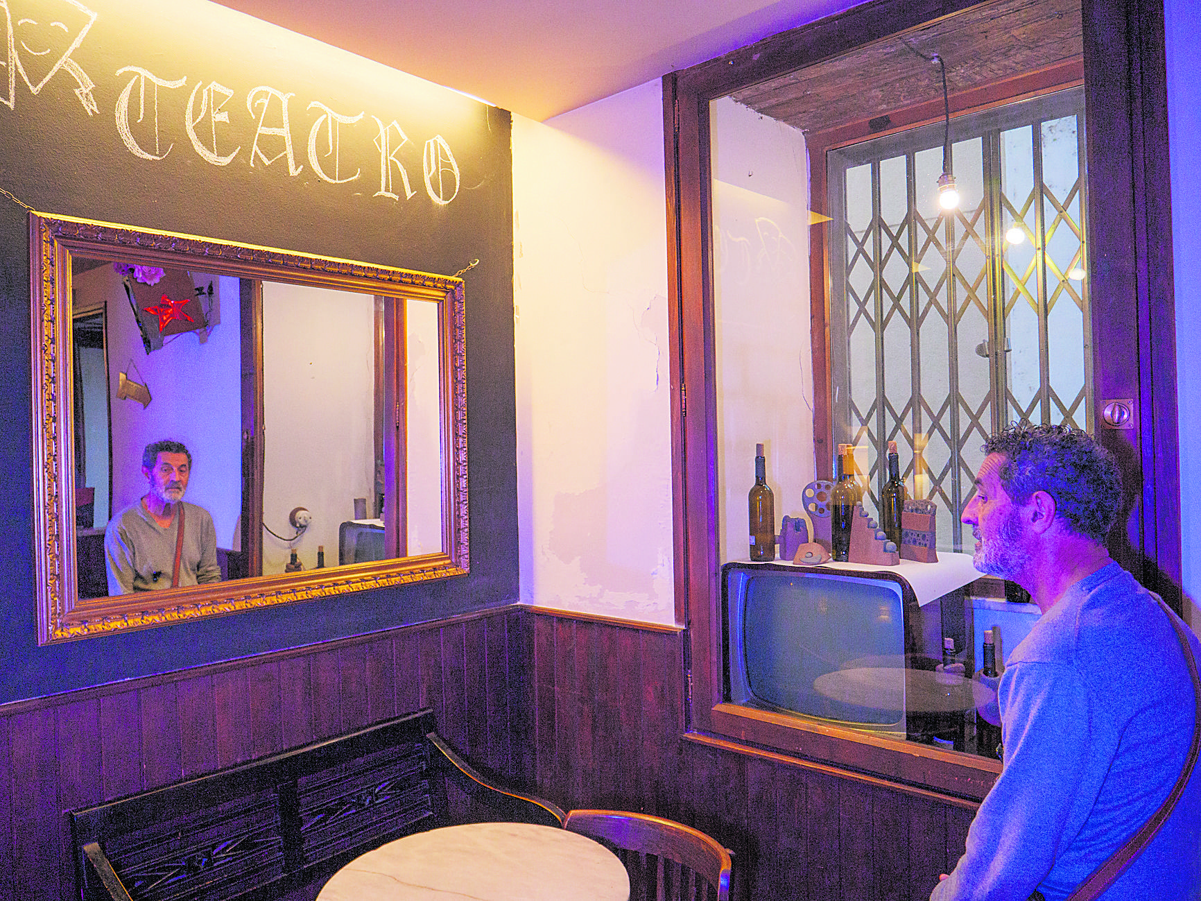 El artista Antonio Herrero reflejado en el espejo del café-bar el Diario de Valencia de Don Juan. | VICENTE GARCÍA