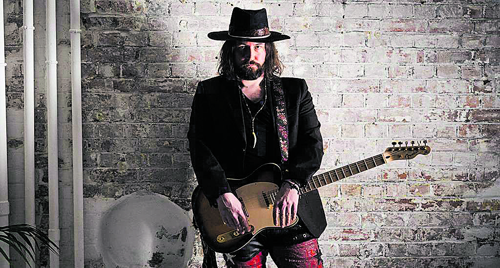 El guitarrista James J. Hutchinson acompañado por su banda actúa este sábado en la sala Babylon en un concierto con entrada libre.