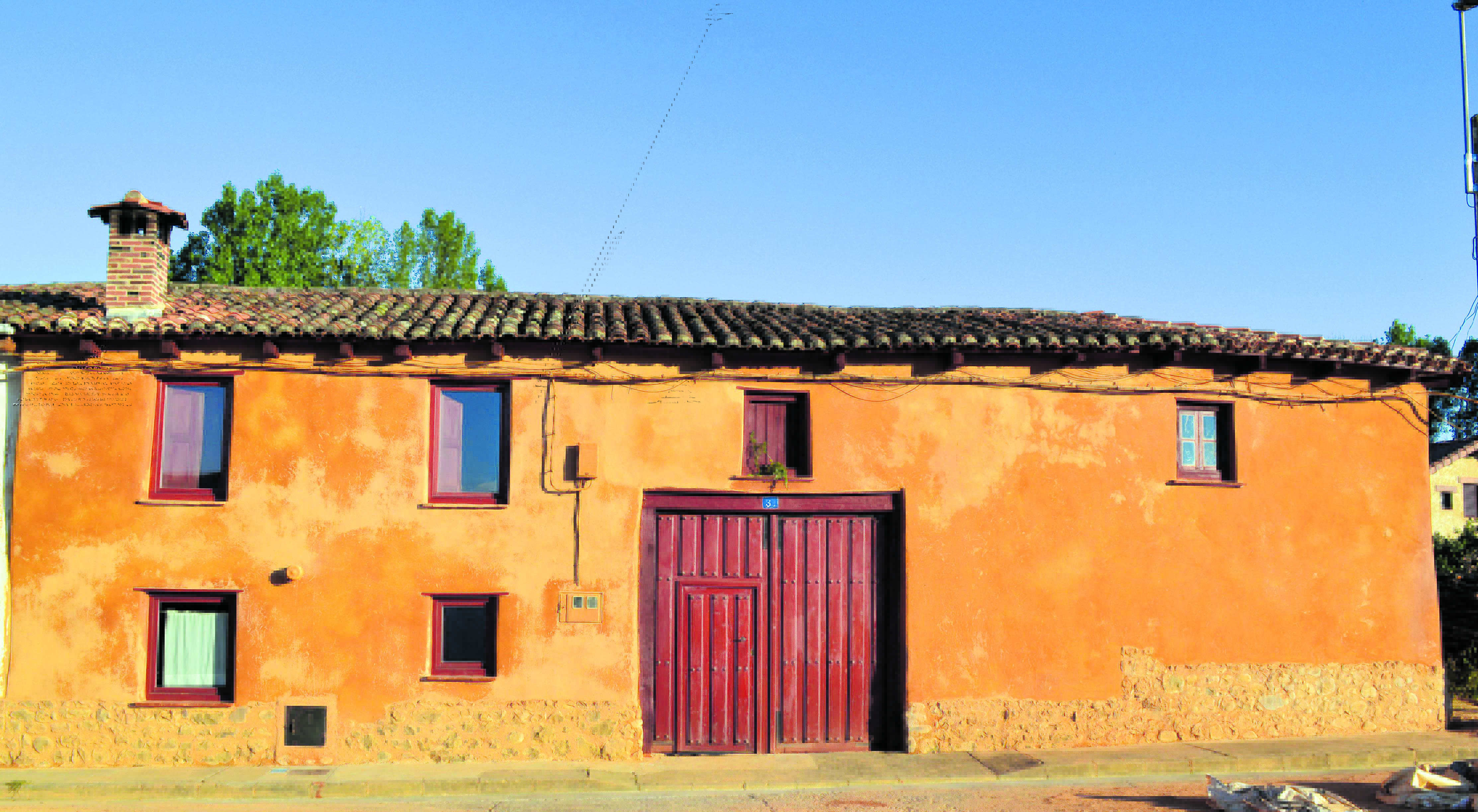 Fachada de barro de La provisional en Barrillos de Curueño.