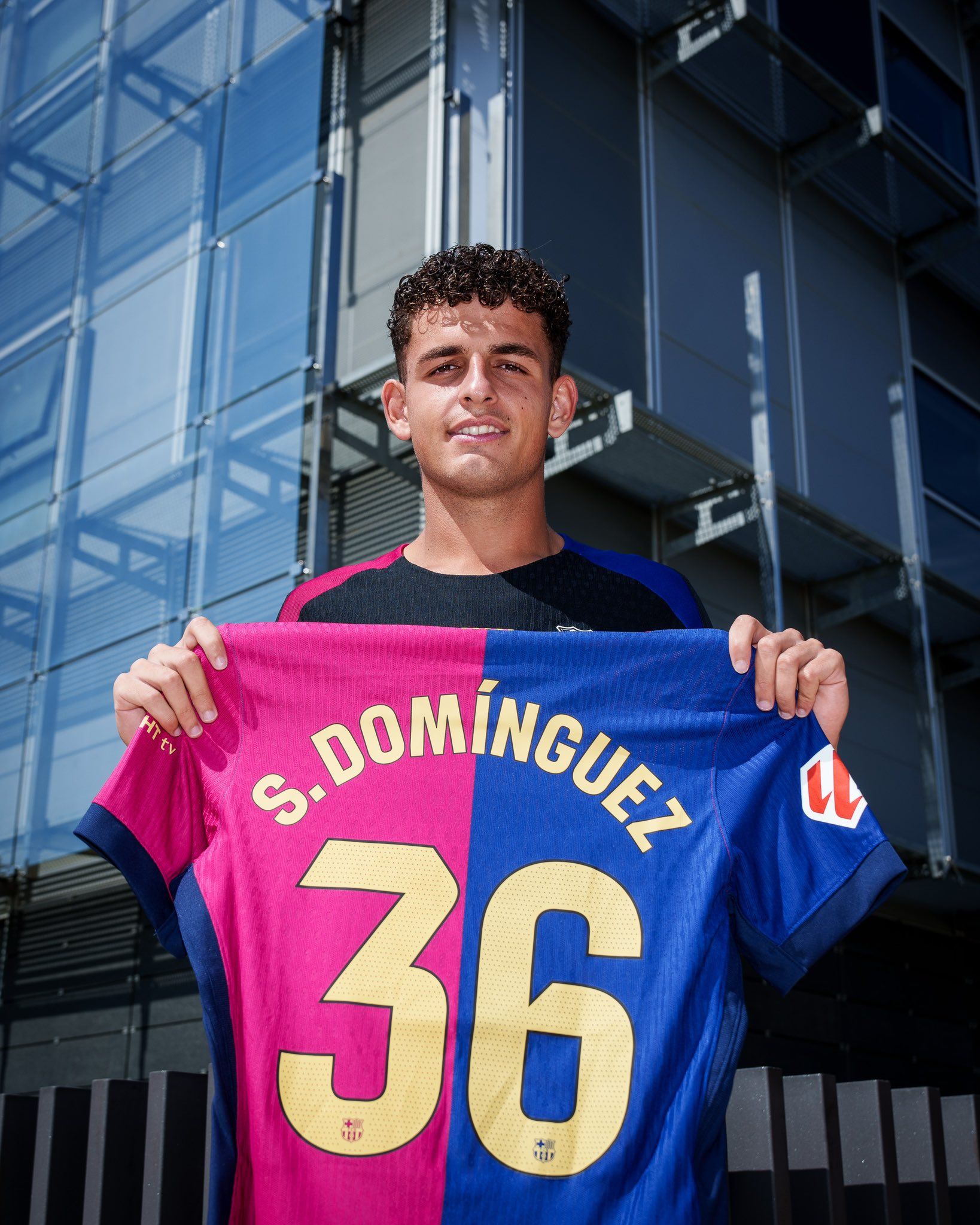 Sergi Domínguez posa con la camiseta de su debut con el primer equipo del Barcelona. | FCB