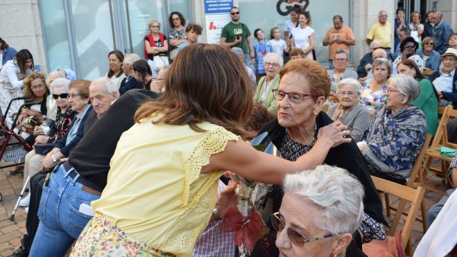 Gallego entregando un ramo de flores a María Teresa Fernández Llanes, una de las homenajeadas. | A. RODRÍGUEZ Gallego entregando un ramo de flores a María Teresa Fernández Llanes, una de las homenajeadas. | A. RODRÍGUEZ
