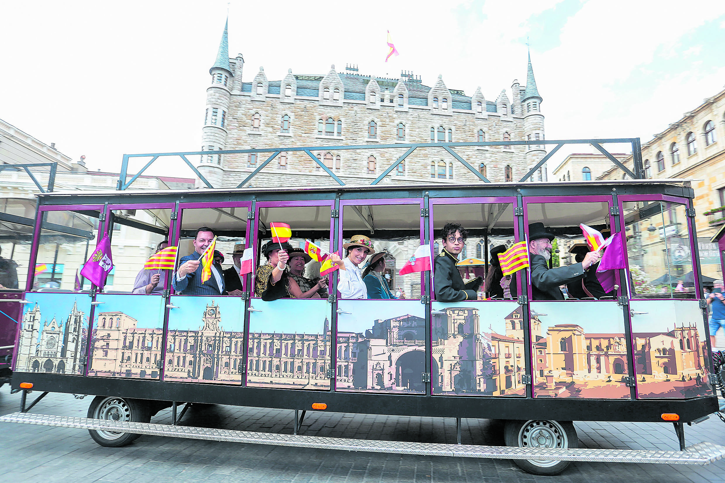 La llegada del tren turístico a la plaza de San Marcelo. | CAMPILLO (ICAL)