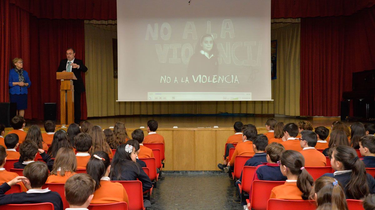 El consejero entregó al colegio el premio de este certamen regional. | L.N.C.