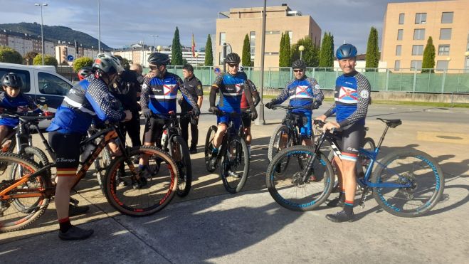 Los compañeros de pedal de Isma en la marcha. | MAR IGLESIAS Los compañeros de pedal de Isma en la marcha. | MAR IGLESIAS