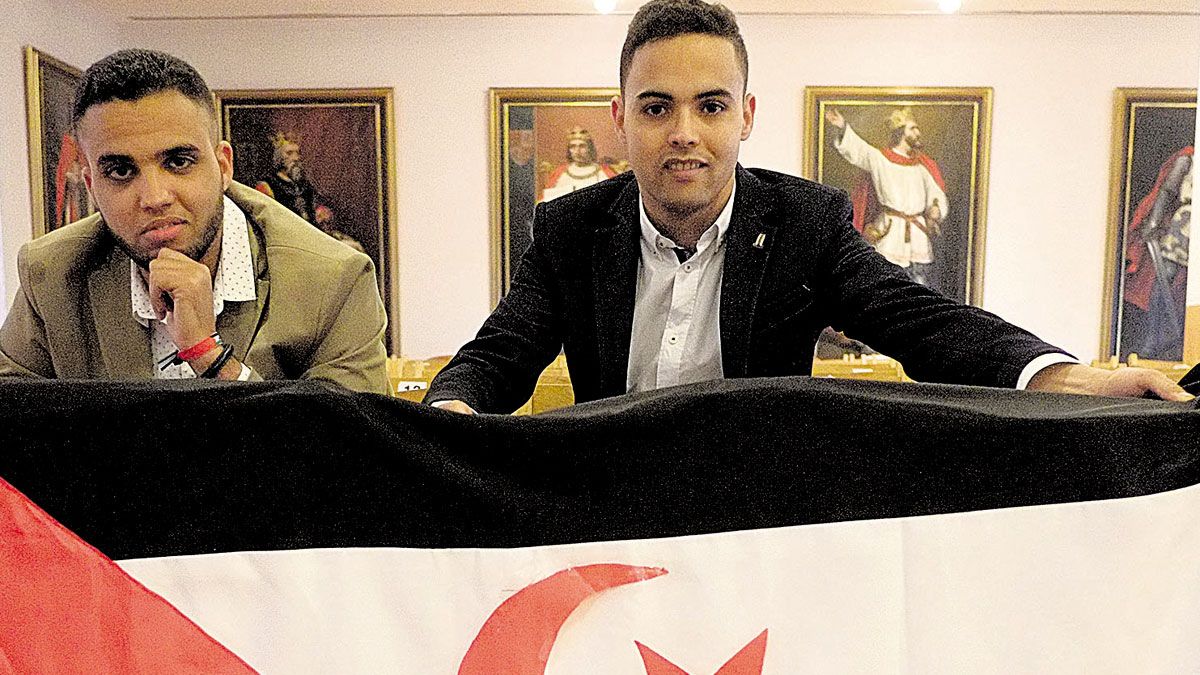 Mohamed Salem y Salek Moalud, ayer en San Marcelo. | DANIEL MARTÍN Mohamed Salem y Salek Moalud, ayer en San Marcelo. | DANIEL MARTÍN
