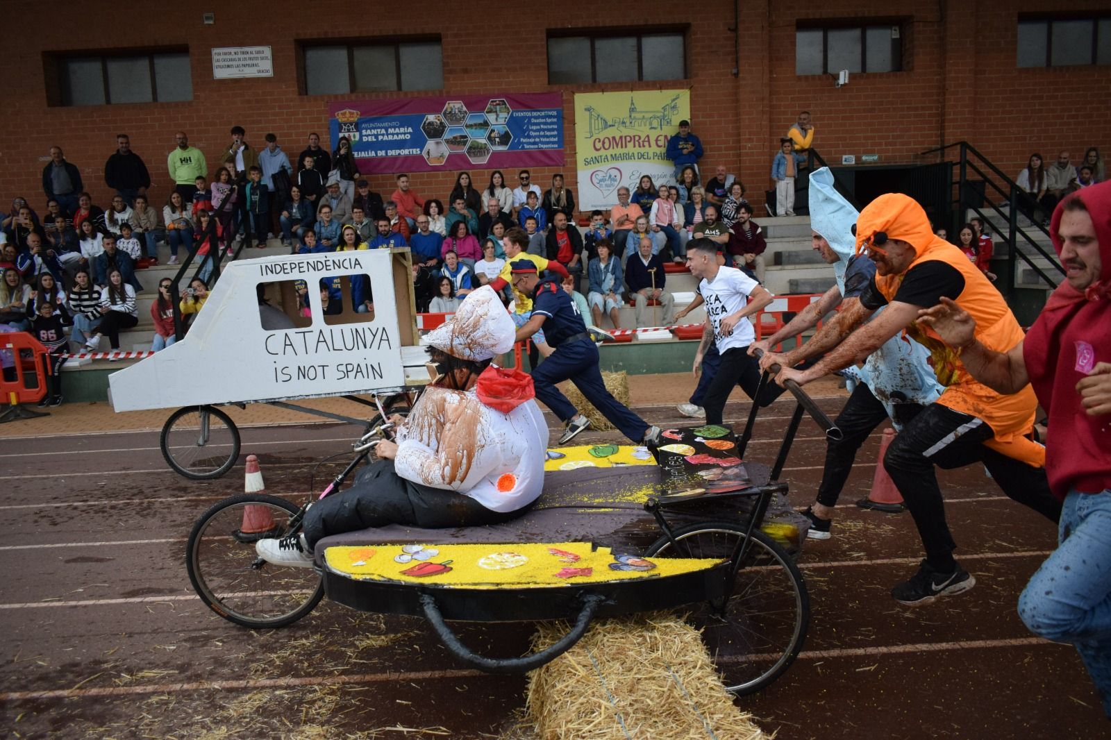 Carrera de camas durante las fiestas del año pasado. | A. RODRÍGUEZ