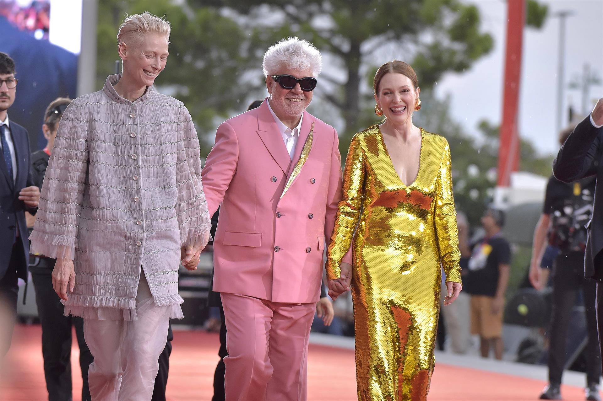 El director de cine Pedro Almodóvar y las actrices Tilda Swinton y Juliane Moore. | ROCO SPAZIANI (EUROPA PRESS)