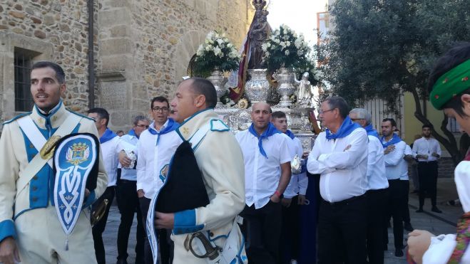 Patrona de la Encina preparándose para salir en procesión. | MAR IGLESIAS Patrona de la Encina preparándose para salir en procesión. | MAR IGLESIAS