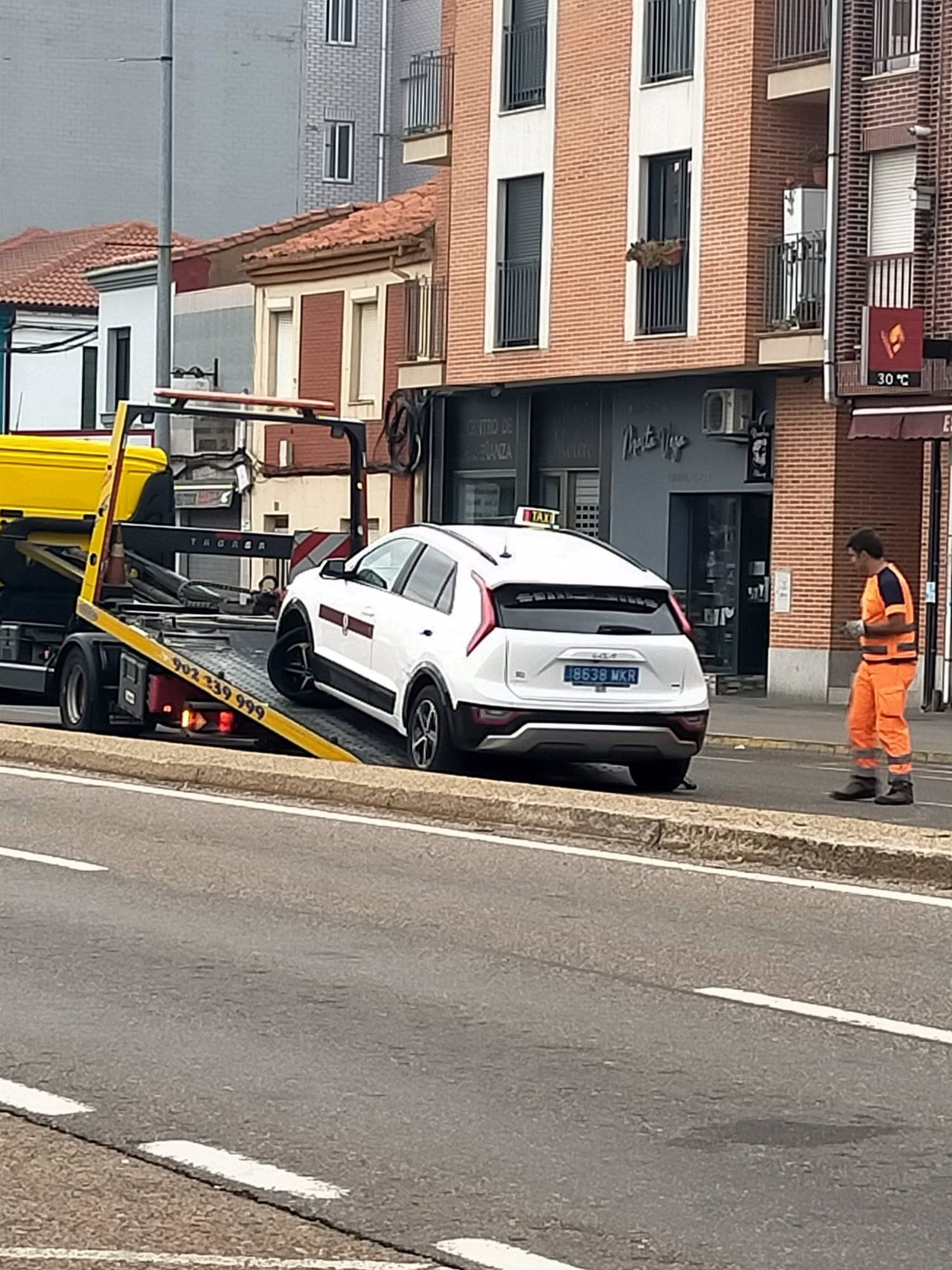 Retirada del taxi en La Virgen del Camino el pasado 30 de agosto. | EUROPA PRESS