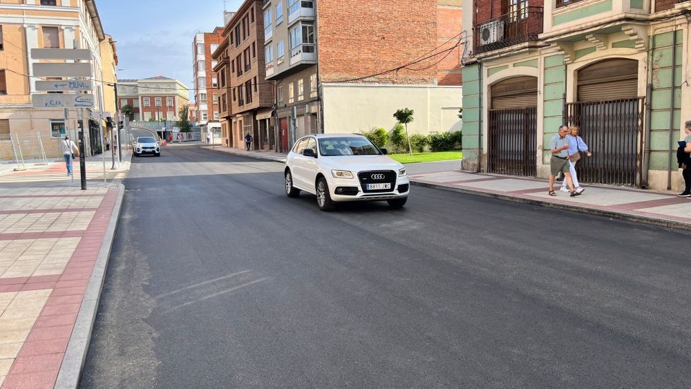 Imagen de archivo de un coche circulando por la ciudad. | SAÚL ARÉN